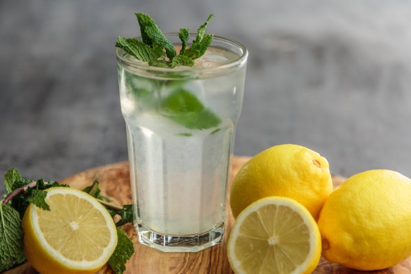 Are you struggling to stay hydrated this summer? Here are some fun ways to zest up your water drinking experience so that drinking water doesn't feel like a chore. #theerailivedin #hydration #flavouredwater #wellbeing #summer #dehydration #wellness #drinkingwater